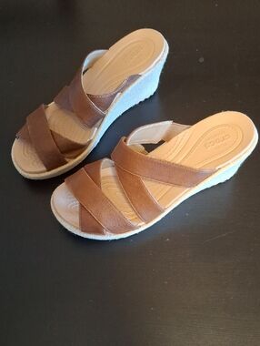 CROCS Leigh II Cross-Strap Wedge Sandals Brown Canvas 7W